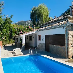 La Fuente De El Nacimiento , Benamahoma España