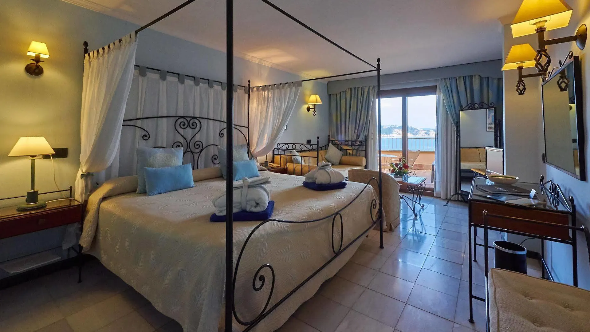 Hotel Petit Cala Fornells Пегера 5*,